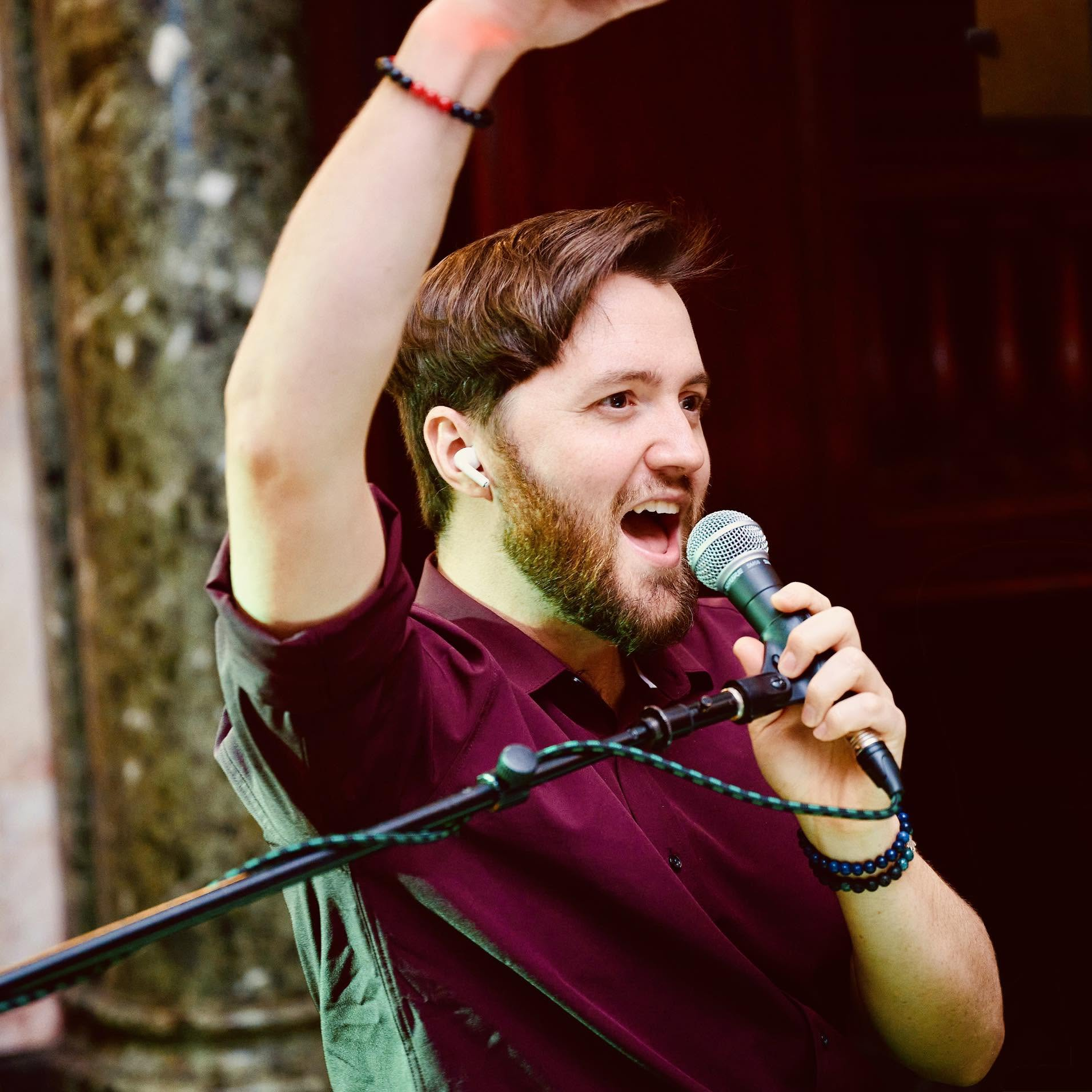 Kevin Coon leading a live singalong